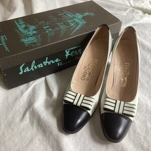 Vintage Salvatore Ferragamo Navy and White Bow Pumps 7.5 AAAA
